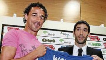 <b>FELICES. </b>Weligton y Fernando Sanz, ayer en la sala de prensa de La Rosaleda.