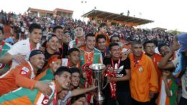 Cobresal celebra su título.