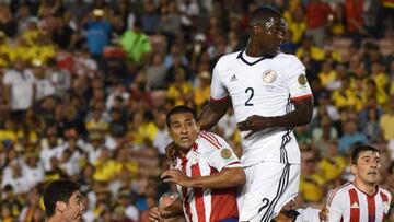 Cristian Zapata salió lesionado a los 89 minutos ante Paraguay en Copa América.