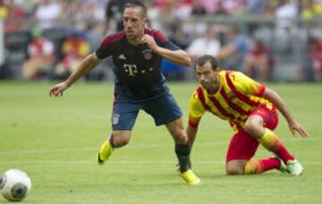 Ribéry se lleva el balón ante Mascherano.