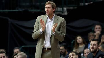 Dirk Nowitzki, vestido de calle, durante un partido de los Mavericks en este mes de diciembre.