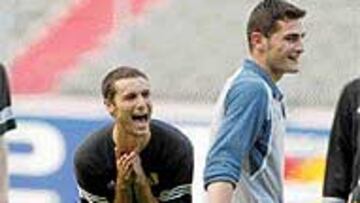 <b>BUEN HUMOR</B>. Helguera bromeó con Casillas.