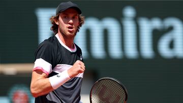 Paris (France), 05/06/2023.- Nicolas Jarry of Chile reacts as he plays Casper Ruud of Norway in their Men's Singles fourth round match during the French Open Grand Slam tennis tournament at Roland Garros in Paris, France, 05 June 2023. (Tenis, Abierto, Francia, Noruega) EFE/EPA/CAROLINE BLUMBERG