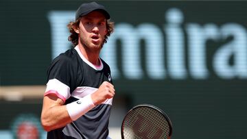 Paris (France), 05/06/2023.- Nicolas Jarry of Chile reacts as he plays Casper Ruud of Norway in their Men's Singles fourth round match during the French Open Grand Slam tennis tournament at Roland Garros in Paris, France, 05 June 2023. (Tenis, Abierto, Francia, Noruega) EFE/EPA/CAROLINE BLUMBERG
