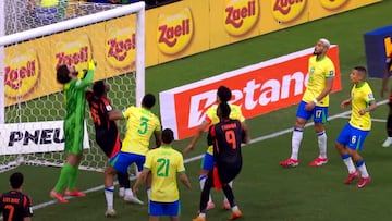 El audio del VAR en la jugada de gol anulada a Colombia.