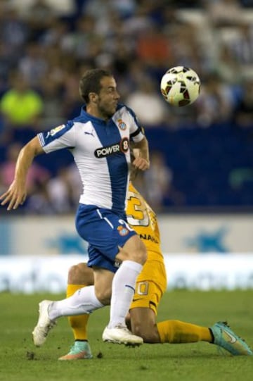 El jugador del RCD Espanyol Montañés escapa de Darder.