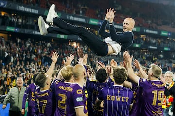 Los jugadores del Go Ahead Eagles mantean a Paul Simonis, entrenador del equipo, tras ganar la Copa.