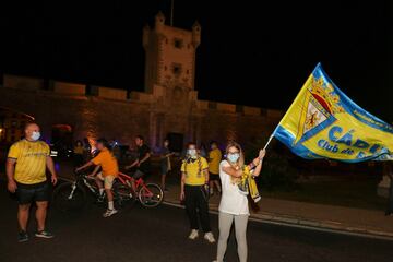 A pesar de las medidas de seguridad que han recomendado las autoridades en España, los aficionados del Cádiz pasaron esto por alto y así se vivieron estos momentos de júbilo.