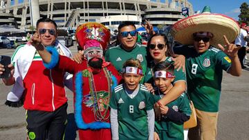 El estacionamiento del estadio de San Diego ya luce con mexicanos y chilenos, quienes llegaron desde temprano para vivir la experiencia.
