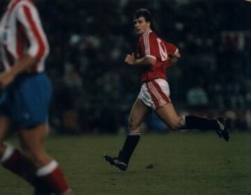 Un año después, las dianas del Manchester United ascendieron hasta las 50. El 25 de septiembre de 1993 Mark Hughes anotó el gol número 50 contra el Swindon. 