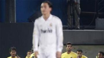 Paradas desquicia al Madrid y Senna da vida al Barça