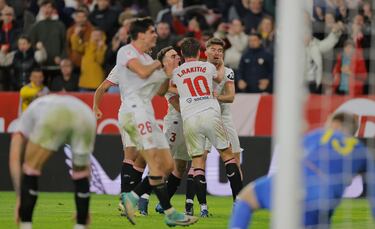 El central del Sevilla marcó un golazo de cabeza. Estilo canónico, marcando los tiempos: Salto, suspensión y testarazo con giro de cuello. La temporada pasada marcó un gol en seis partidos. Este curso lleva dos en cuatro. A sus 21 años, este central que de alevín fue campeón de España de pádel le saca un extraordinario partido a su 1,88 de estatura.