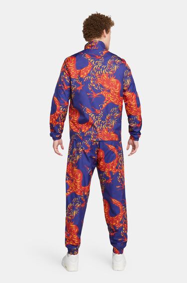 El Horóscopo Chino establece que el 2024 se celebrará el Año del Dragón. Este ser mitológico simboliza el poder espiritual supremo. El club blaugrana ha querido transmitir a toda su afición asiática sus mejores deseos para este nuevo período con una nueva línea de ropa deportiva inspirada en la celebración del Año del Dragón. Se trata de un conjunto de prendas formado por una camiseta Prematch, una Anthem Jacket y dos chándales.