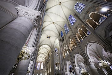 Vista de la nave de la catedral de Notre Dame de París. 