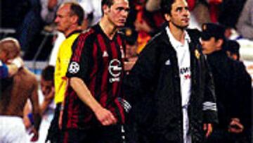 <b>HACIA EL FONDO</B>. Raúl acompañó a Fernando Redondo a recoger la placa que le regalaron los Ultras.