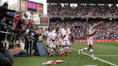 Los jugadores del Rayo celebran un gol de Trejo.