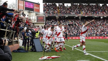 Los jugadores del Rayo celebran un gol de Trejo.