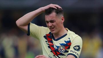 Los jugadores azulcremas pidieron que se revisara una supuesta falta sobre el atacante uruguayo a cinco minutos de iniciar el encuentro, lo cual no sucedió.