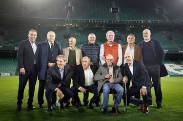 Casi 40 años después, el Villamarín sirvió de escenario para rememorar el 12-1 a Malta que permitió a España clasificarse para la Eurocopa de Francia 1984. En la imagen, de pie, de izquierda a derecha: Buyo, Gordillo, Señor, Rincón, Goikoetxea, Güerri y Zubizarreta. Abajo: Carrasco, Víctor Muñoz, José Ángel de la Casa, narrador del partido, y Sarabia.    