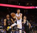 Curry y Klay meten 65 puntos y los Warriors, a solo 9 del récord