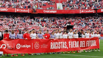 Ambos equipos posaron antes del partido con una pacarta que dice: 'Racistas, fuera del fútbol'.