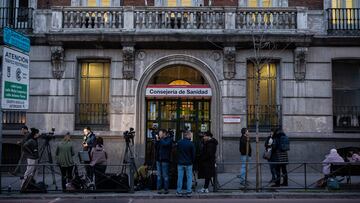 Fachada de la Consejería de Sanidad, a 16 de marzo de 2023, en Madrid (España). Los médicos y pediatras de Atención Primaria dieron luz verde, ayer 15 de marzo, al principio de acuerdo alcanzado por la Consejería de Sanidad y el comité de huelga y, una vez firmado, desconvocarán los paros que se han prolongado durante casi cuatro meses. El sindicato médico Amyts, convocante de la huelga indefinida que arrancó el 21 de noviembre, ha sometido el acuerdo verbal alcanzado a consulta con los profesionales antes de decidir si rubricaba el principio de acuerdo que permite la salida de la huelga. En una consulta telemática celebrada la noche de ayer, los médicos y pediatras han dado su visto bueno al acuerdo, una decisión que ya han trasladado a la Consejería de Sanidad.
16 MARZO 2023
Diego Radamés / Europa Press
16/03/2023