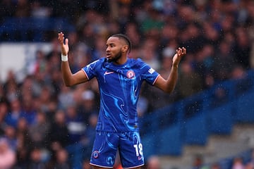 El franc¨¦s fue un fichaje medi¨¢tico para el Chelsea en el verano de 2023 que pag¨® 60 millones de euros al RB Leipzig por ¨¦l. En su primera temporada, a penas jug¨® por problemas f¨ªsicos, en esta, solo ha jugado 2 partidos enteros. Particip¨® mucho en la Conference que consigui¨® el conjunto blue anotando 5 goles en esta competici¨®n.