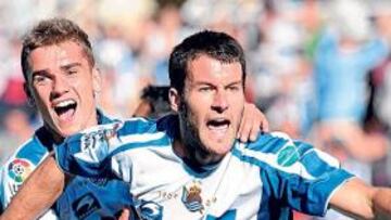 <b>EUFORIA. </b>Agirretxe y Griezmann celebran el gol ante el Cartagena que supuso el liderato.