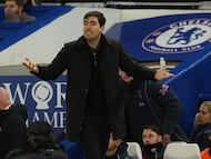 Bournemouth's Spanish manager Andoni Iraola gestures from the touchline during the English Premier League football match between Chelsea and Bournemouth at Stamford Bridge in London on December 30, 2025. (Photo by Adrian Dennis / AFP) / RESTRICTED TO EDITORIAL USE. No use with unauthorized audio, video, data, fixture lists, club/league logos or 'live' services. Online in-match use limited to 120 images. An additional 40 images may be used in extra time. No video emulation. Social media in-match use limited to 120 images. An additional 40 images may be used in extra time. No use in betting publications, games or single club/league/player publications. /