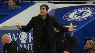 Bournemouth's Spanish manager Andoni Iraola gestures from the touchline during the English Premier League football match between Chelsea and Bournemouth at Stamford Bridge in London on December 30, 2025. (Photo by Adrian Dennis / AFP) / RESTRICTED TO EDITORIAL USE. No use with unauthorized audio, video, data, fixture lists, club/league logos or 'live' services. Online in-match use limited to 120 images. An additional 40 images may be used in extra time. No video emulation. Social media in-match use limited to 120 images. An additional 40 images may be used in extra time. No use in betting publications, games or single club/league/player publications. /