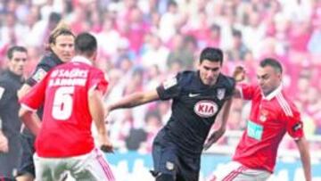 <b>DISPUESTO A TRIUNFAR. </b>Reyes intenta regatear a Martins y Amorim en el pasado Benfica-Atlético.
