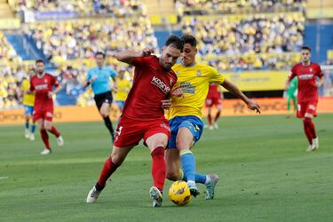 El zaguero osasunista hizo un gran partido en defensa y además se encargó de adelantar a su equipo con una volea, marcando los tiempos, como la que firmó Zidane en Glasgow.  