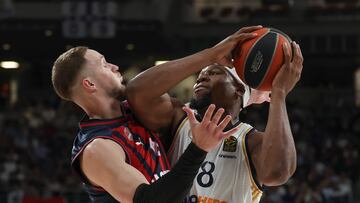 El ala-pívot del Real Madrid Guerschon Yabusele (d) trata de superar la defensa de Tadas Sedekerskis, del Baskonia, durante el primer partido de los cuartos de final de la Euroliga de baloncesto que disputan este martes en el Wizink Center.