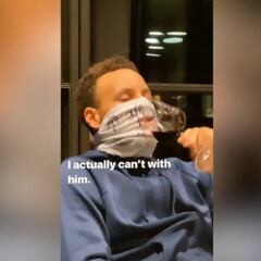 Si pensaban que ya habían visto todo...la mascarilla improvisada de Curry para poder beber vino