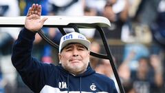 LA PLATA, ARGENTINA - SEPTEMBER 08: Diego Armando Maradona greets the fans during his presentation as new coach of Gimnasia y Esgrima La Plata at Juan Carmelo Zerillo stadium on September 8, 2019 in La Plata, Argentina. (Photo by Marcelo Endelli/Getty Images)