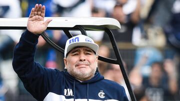 LA PLATA, ARGENTINA - SEPTEMBER 08: Diego Armando Maradona greets the fans during his presentation as new coach of Gimnasia y Esgrima La Plata at Juan Carmelo Zerillo stadium on September 8, 2019 in La Plata, Argentina. (Photo by Marcelo Endelli/Getty Images)