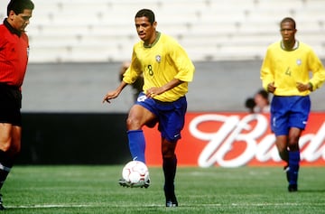 El volante brasile?o tiene en su haber una Copa Am谷rica de 1999 y la Copa del Mundo de 2002. Lleg車 a Europa en la temporada 94/95 cuando fich車 por el PSV Eindhoven donde gan車 dos Supercopa de los Pa赤ses Bajos y una Eredivisie. Adem芍s, gan車 numerosos trofeos con el Sport Club Corinthians Paulista.
