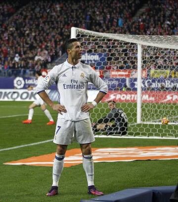 Cristiano celebra uno de sus goles ante el Atlético en el Calderón