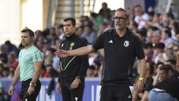 Bolo, entrenador del Burgos, en El Alcoraz.