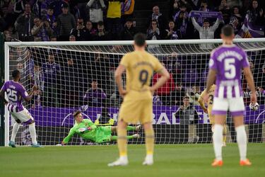 2-0. Cyle Larin marca el segundo de penalti. El delantero canadiense lanza a su derecha y engaña a Marc-André ter Stegten que se vence al lado contrario.