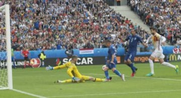 Lanzamiento de falta Éder. Para de Gea pero el balón queda muerto en el área pequeña. Chiellini remata con la oposición de Piqué y marca el 1-0.