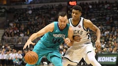 Giannis Antetokounmpo defiende a Frank Kaminsky.