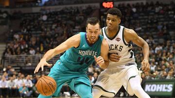 Giannis Antetokounmpo defiende a Frank Kaminsky.