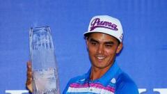 Rickie Fowler posa con el trofeo que le acredita como ganador de &#039;The Players1.