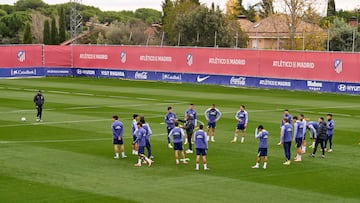 El Atlético, en el entrenamiento de ayer lunes.