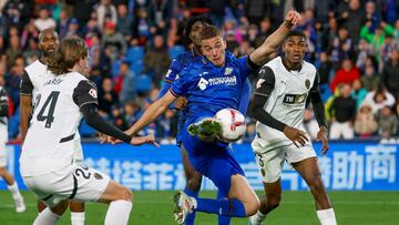 El delantero turco del Getafe Bertug Yildirim (c) remata durante el partido de la jornada 11 de LaLiga entre Getafe CF y Valencia CF, este domingo en el Estadio Coliseum de Getafe (Madrid). EFE/ Juanjo Martín