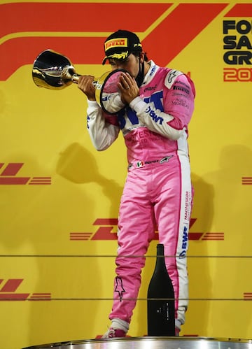 Racing Point le regaló a 'Checo' el volante y trofeo con el que ganó en Sakhir