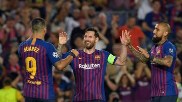 Arturo Vidal festeja con Messi y Suárez. Barcelona arrancó la Champions con una goleada ante el PSV.