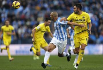 Nordin Amrabat disputa el balón al defensa del Villarreal Víctor Ruiz. 