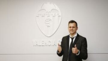 Oficial: Cheryshev ya es nuevo jugador del Valencia